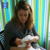 2010 Helmond.Adrian drinkt uit flesje.web