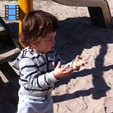 2012 Geldrop.Adrian bewondert zand.0.web